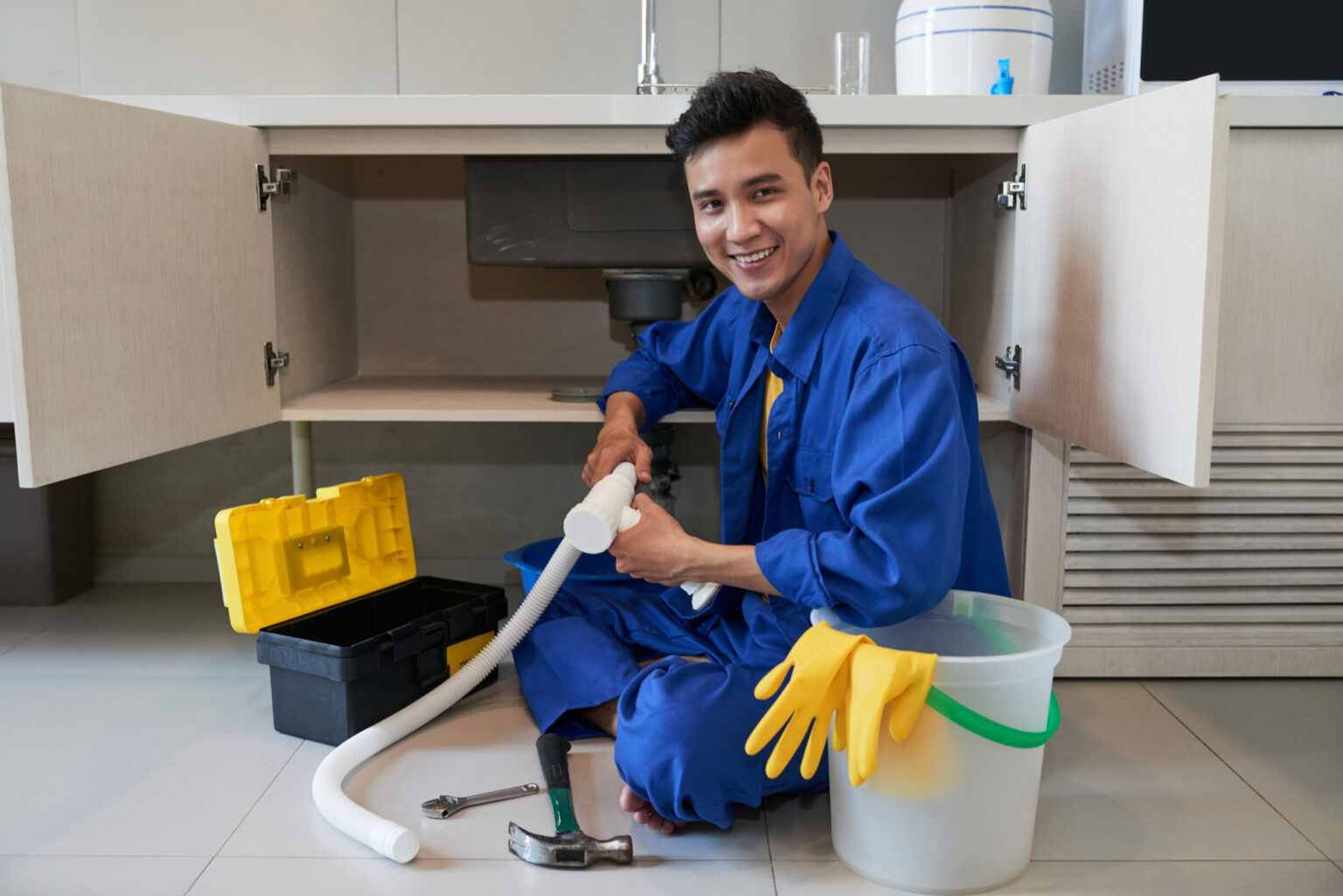 Fontanero profesional con 15 años de experiencia realizando reparaciones de fontanería en Getafe